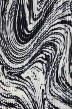 Black Plisse Swirl Wrap Dress 11 Black Plisse Swirl Wrap Dress -Glamourista 00100036323 ZS